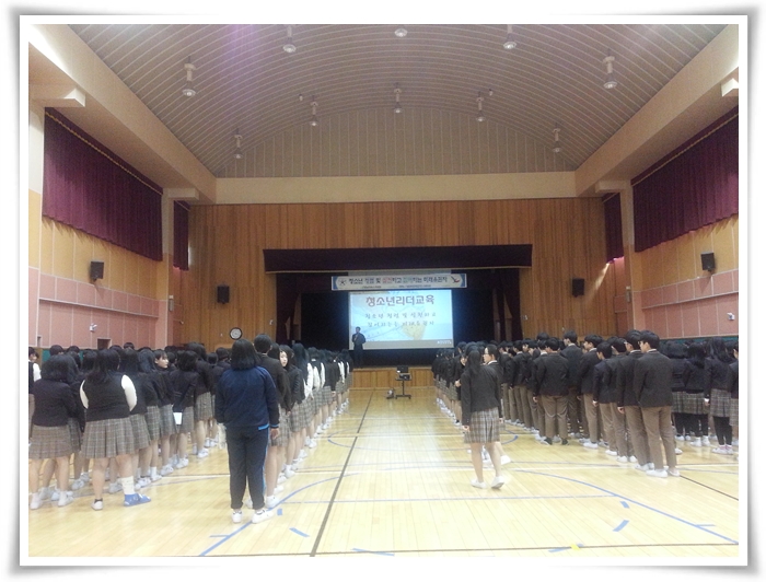 4. 19. 울산 강남중학교 학생들을 대상으로 실천하고 참여하는 미래유권자란 주제로 청소년 리더 연수를 실시했습니다.