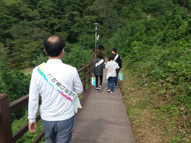 박상진호수공원 산책로를 따라 탐방객 대상 홍보실시