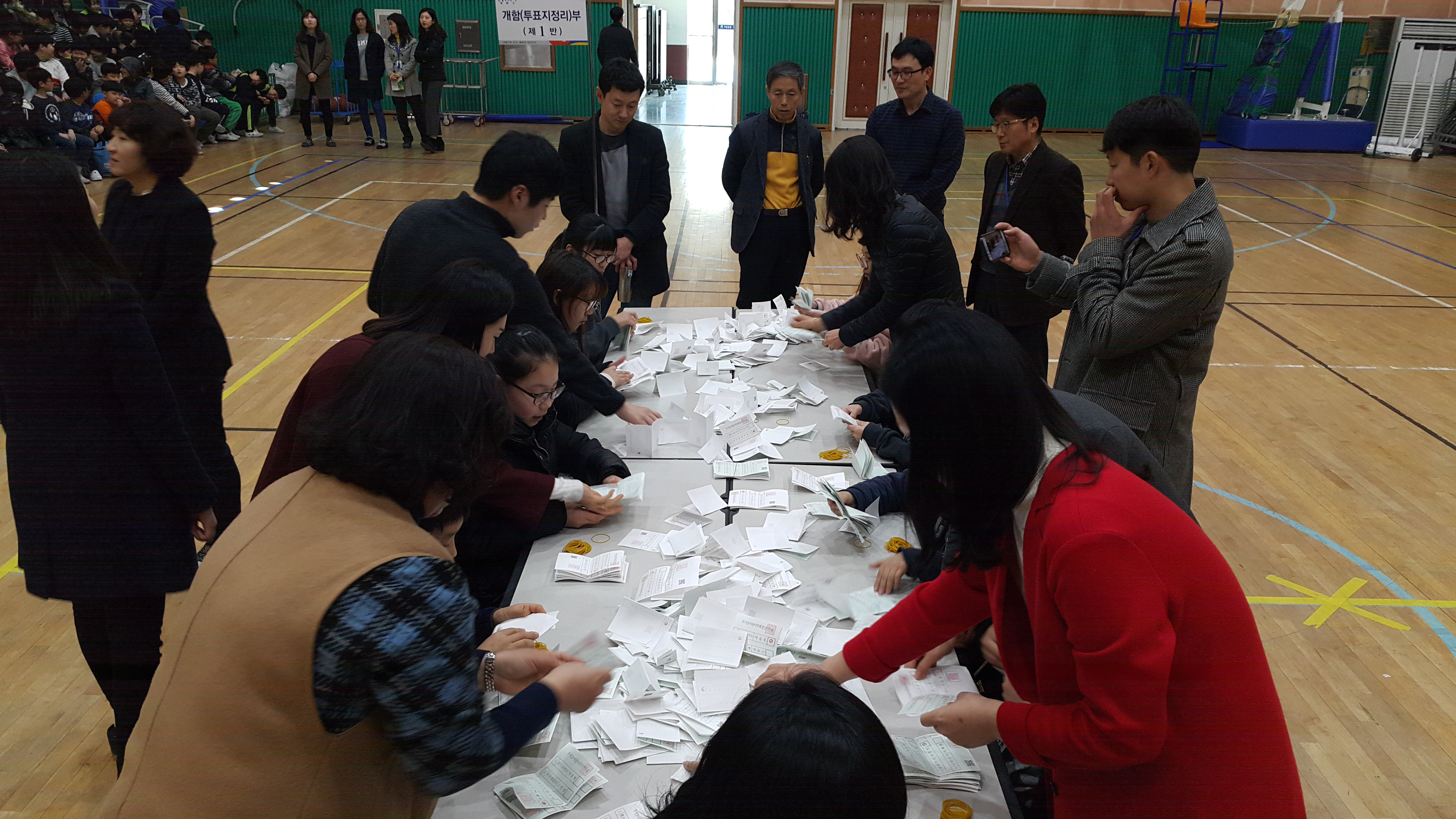 울주군선거관리위원회는 무거초등학교 전교어린이회를 이끌어 갈 회장·부회장선거에 울산지역 초등학교 최초로 공직선거에 실제 사용되는 투표용지발급기 및 투표지분류기를 이용해서 투·개표 사무를 지원- 3. 16.