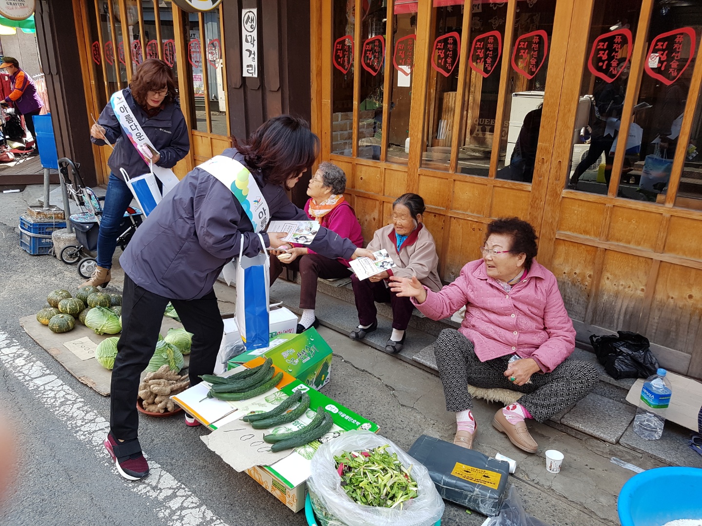 중구선거관리위원회는 4월 12일 제19대 대통령선거와 관련하여, 공정선거지원단과 함께 병영 재래시장 일원에서 투표참여 캠페인을 실시하였습니다.