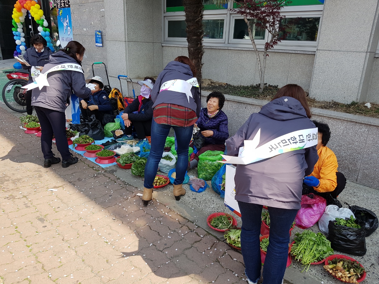 중구선거관리위원회는 4월 12일 제19대 대통령선거와 관련하여, 공정선거지원단과 함께 병영 재래시장 일원에서 투표참여 캠페인을 실시하였습니다.