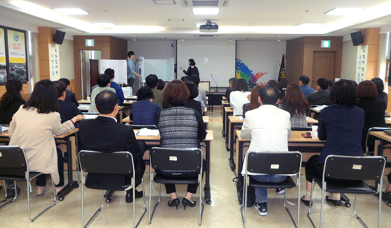 중구선거관리위원회에서는 4월 28일 금요일 울산광역시선거관리위원회 4층 회의실에서 제19대 대통령선거와 관련하여 각 사전투표소의 투표관리관 및 직무대행과 장비담당사무원에 대한 교육을 실시하였습니다.