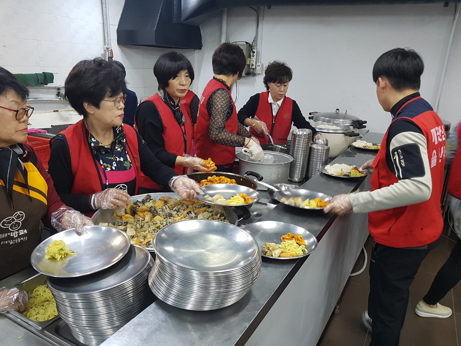 중구선거관리위원회는 시민단체인 중구바른선거시민모임 회원들과 함께 밥퍼 무료급식소(중구 반구동)에서 무료급식 봉사 및 공명선거 캠페인을 실시하였습니다.